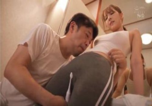 Chú biến thái nghịch lồn cháu gái bằng bàn trải đánh răng