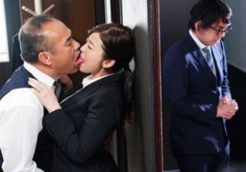 Cô vợ dùng tấm thân múp cho sếp địt để giúp chồng