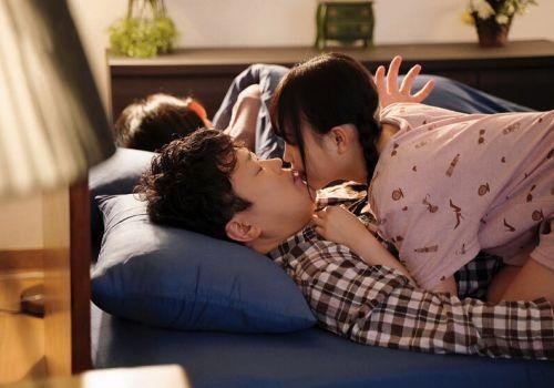 Con gái riêng của vợ lẻn sang phòng gạ gẫm chịch trộm