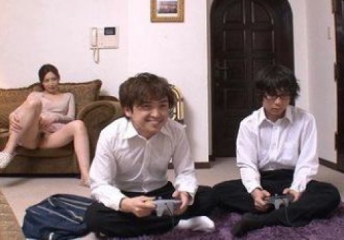 Qua nhà bạn chơi mà bà mẹ cứ ngồi vạch lồn ra